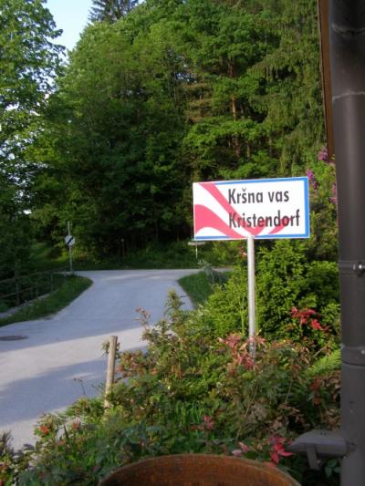 V Kršni vasi zopet postavitev dvojezične table