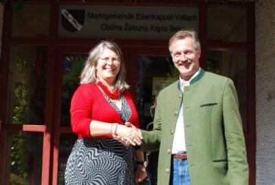 Volksanwältin Mag. Stoisits am Gemeindeamt in Bad Eisenkappel/ Železna Kapla